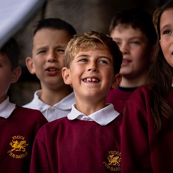 côr ysgol yn canu ar y llwyfan