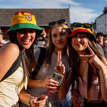 3 merch yn mwynhau'r ŵyl