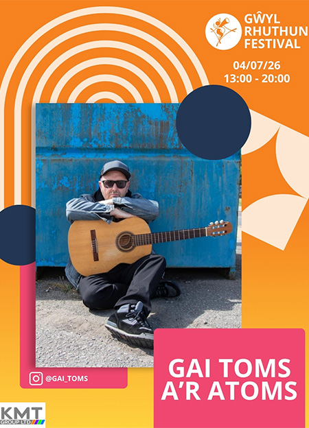 Gai Toms a'r Atoms performing on the 4th of July at Ruthun Festival