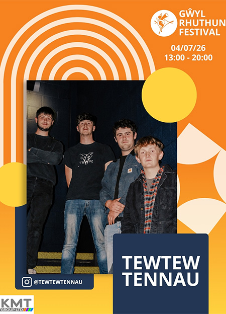 TewTew Tennau performing on the 4th of July at Ruthun Festival